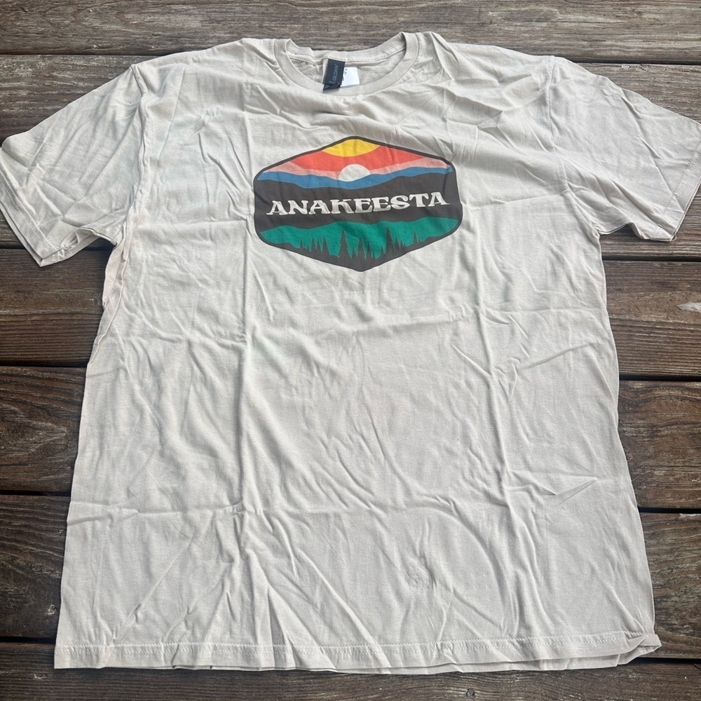 Gildan Smoky Mountains Anakesta State Graphic Tee with Multicolor Design